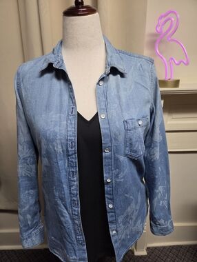 Floral Chambray Style Light Wash Denim Button Down Shirt. Size Medium